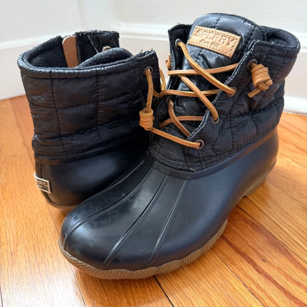 Sperry Saltwater Shiny Quilted Duckboot Black Side Zip Women’s Size 7